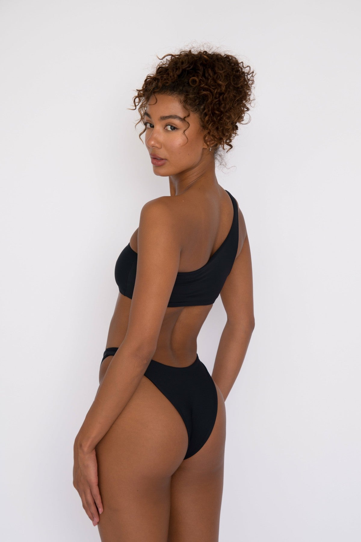 Ellis Bikini Top in Black / Skatie Online Shop